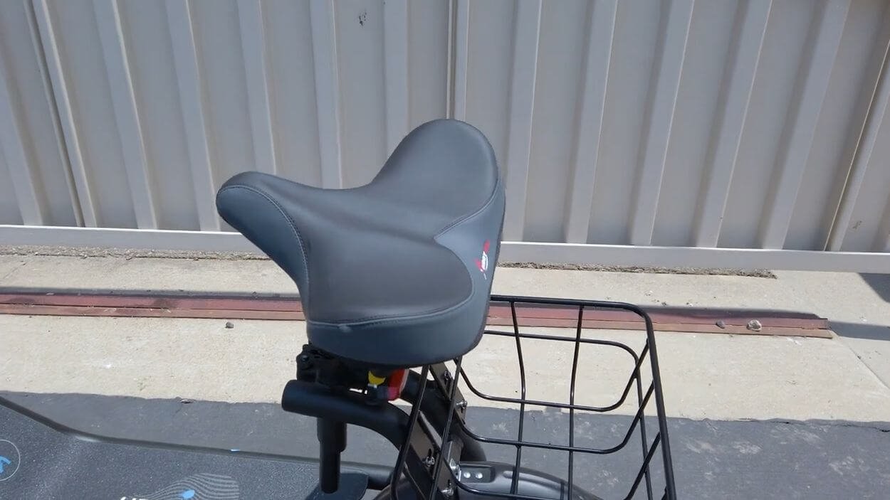 Gyroor Urbanmax C1 Review: third-party seat from a company called Giddy Up