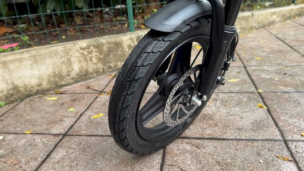 Honey Whale S6 Pro Review: front tire and brake