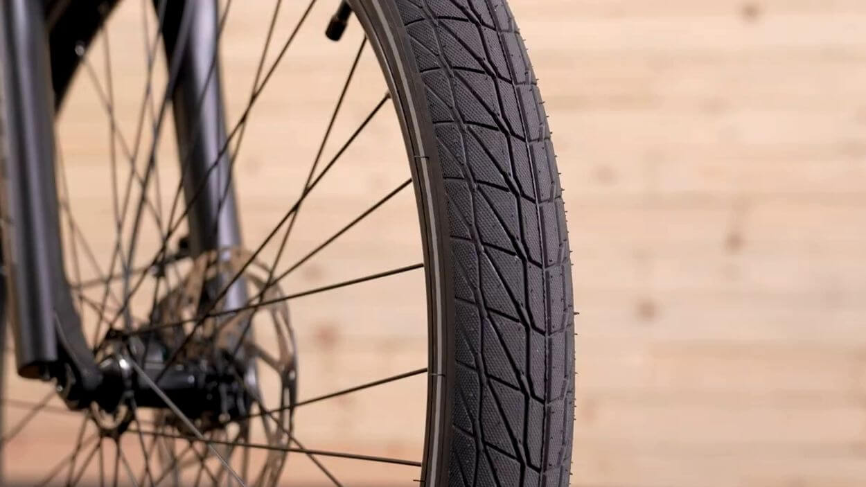 iGo Discovery Rosemont LS Review: 27.5-inch alloy rims paired with WTB groovy tires with a 2.4-inch width
