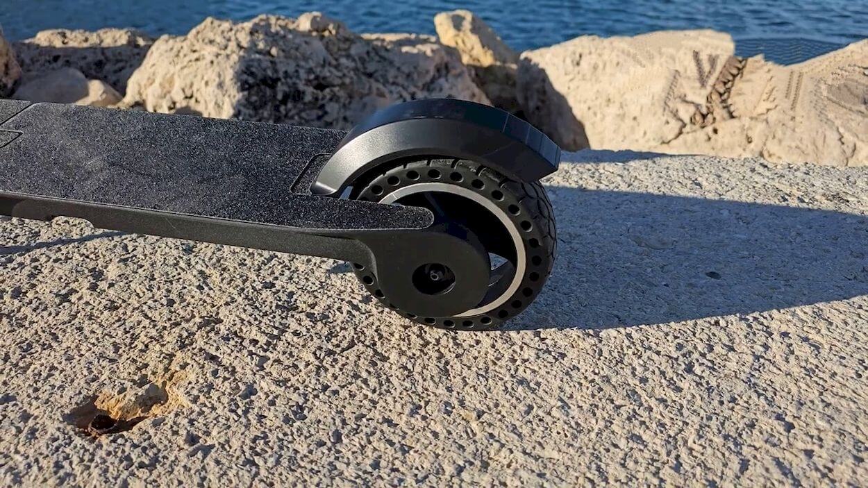 Dynamic Scooter Model B Review: flat tires 5.5-inch wheel size