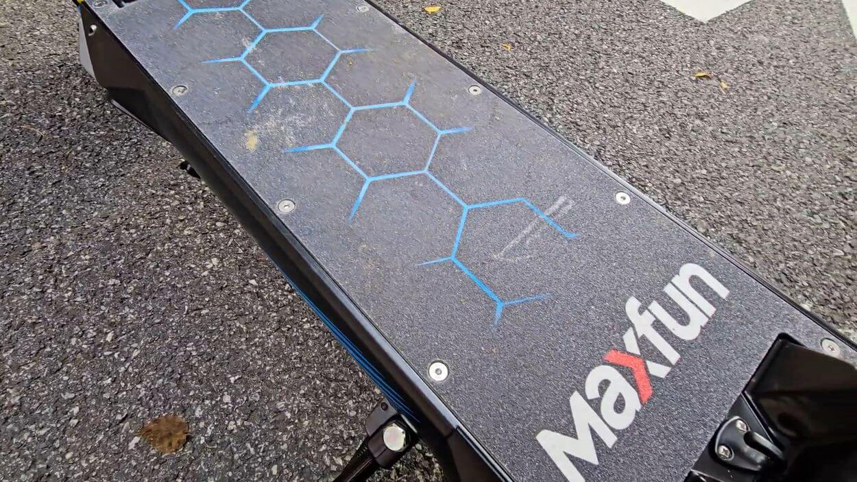 Maxfun 10 Pro Review: rubber deck