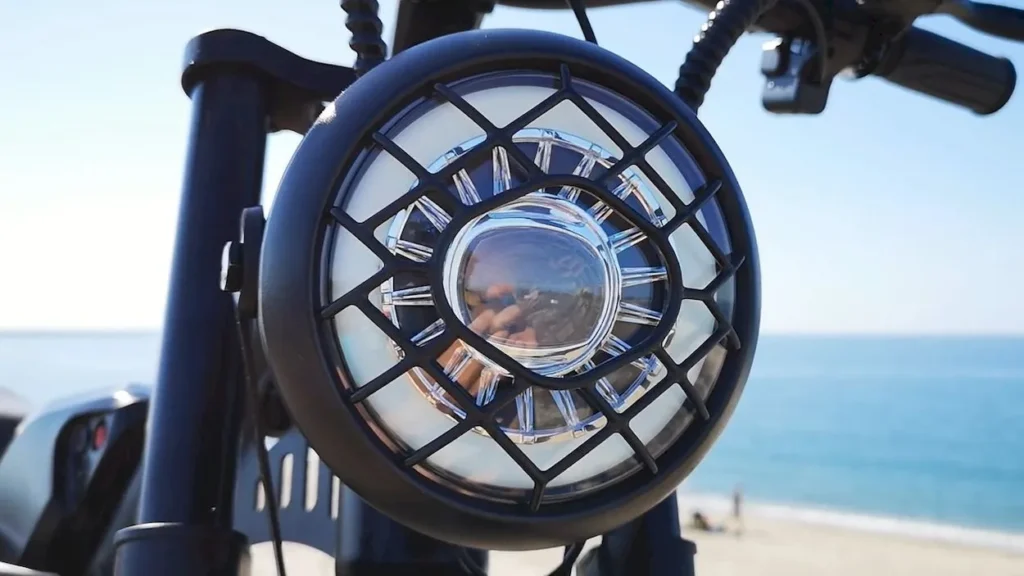 Riding Time Z8 Review: large retro-style headlight