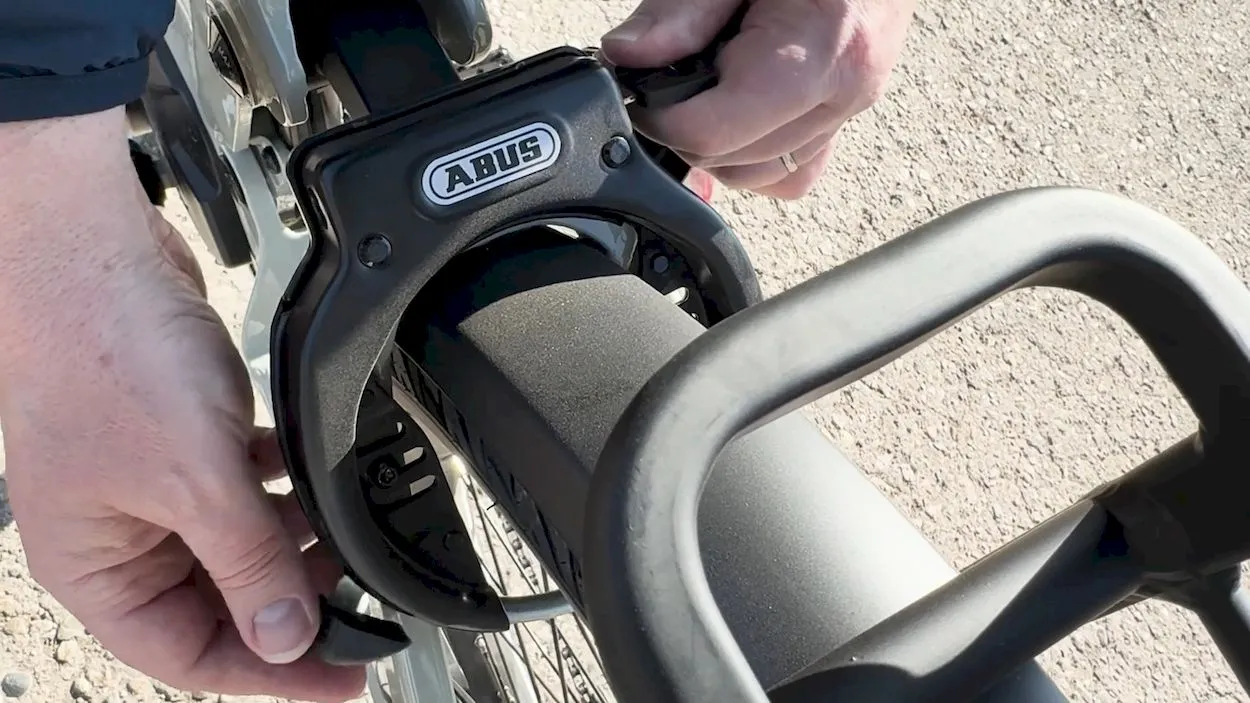 Himiway A7 Pro Commuter Review: Abus lock built into the rear frame