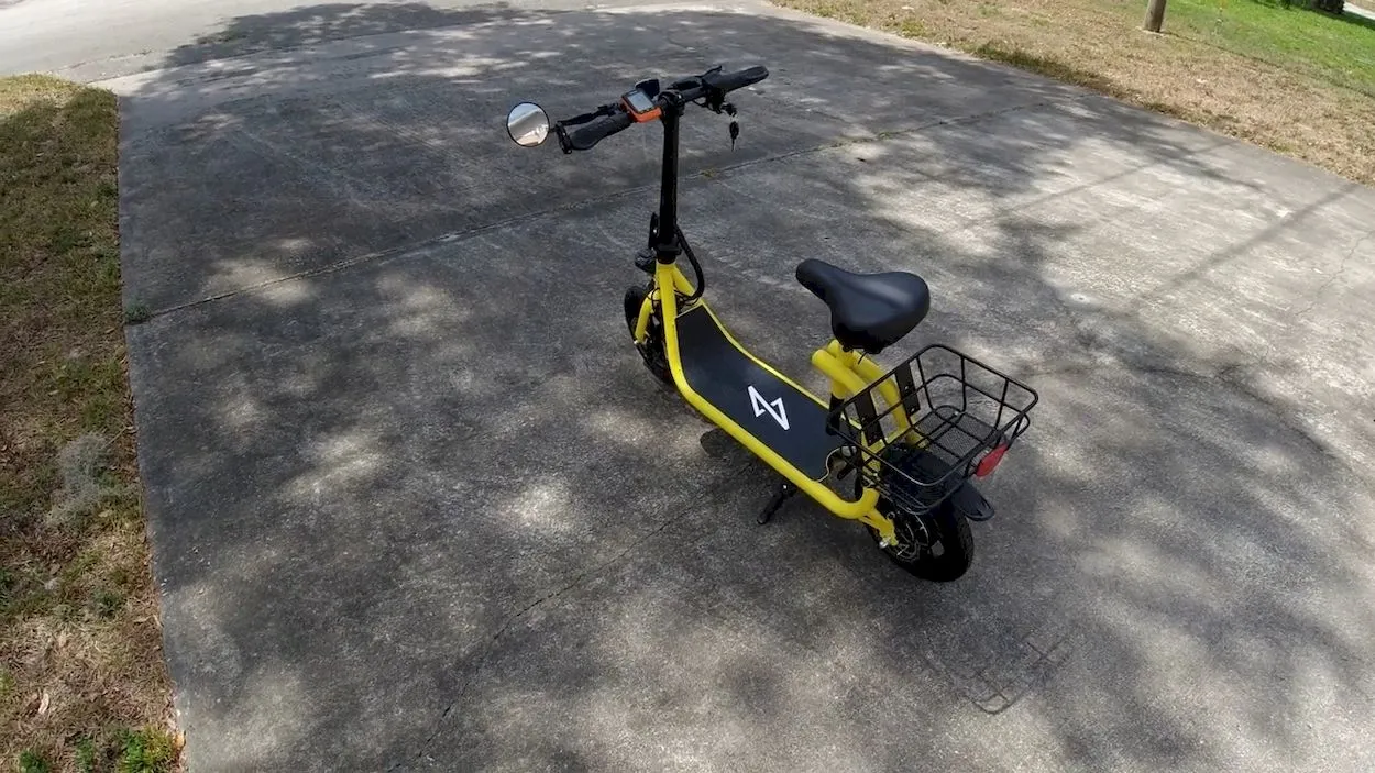 Phantomgogo Commuter R1 Review: 13 x 11 inch rear carry basket and scooter deck