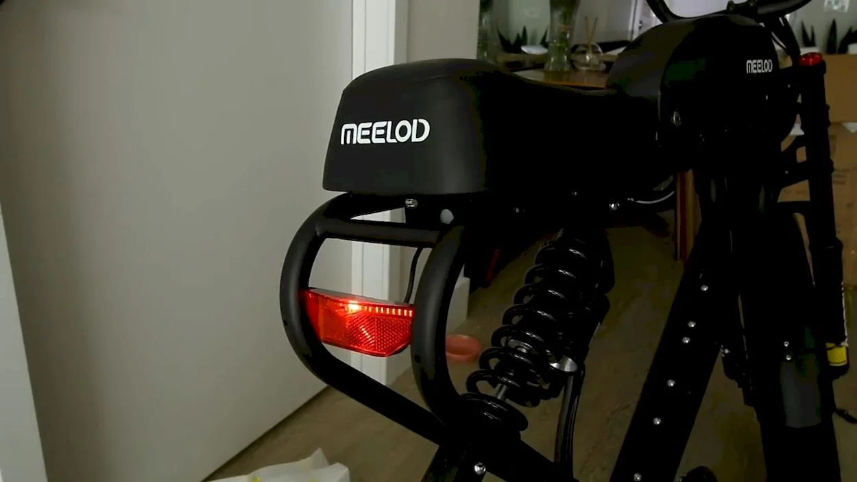 Meelod DK300 Plus Review: ‎rear light